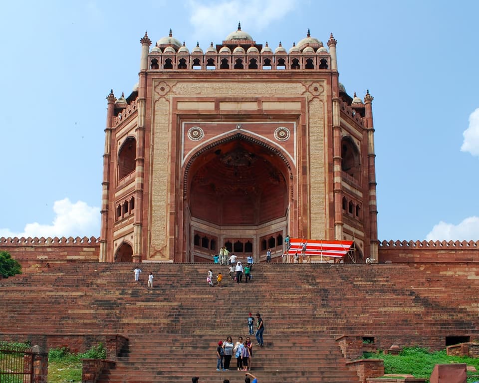 Buland Darwaza, Fatehpur Sikri — the towering 54-metre-high sandstone victory gate of the Mughal imperial city.
