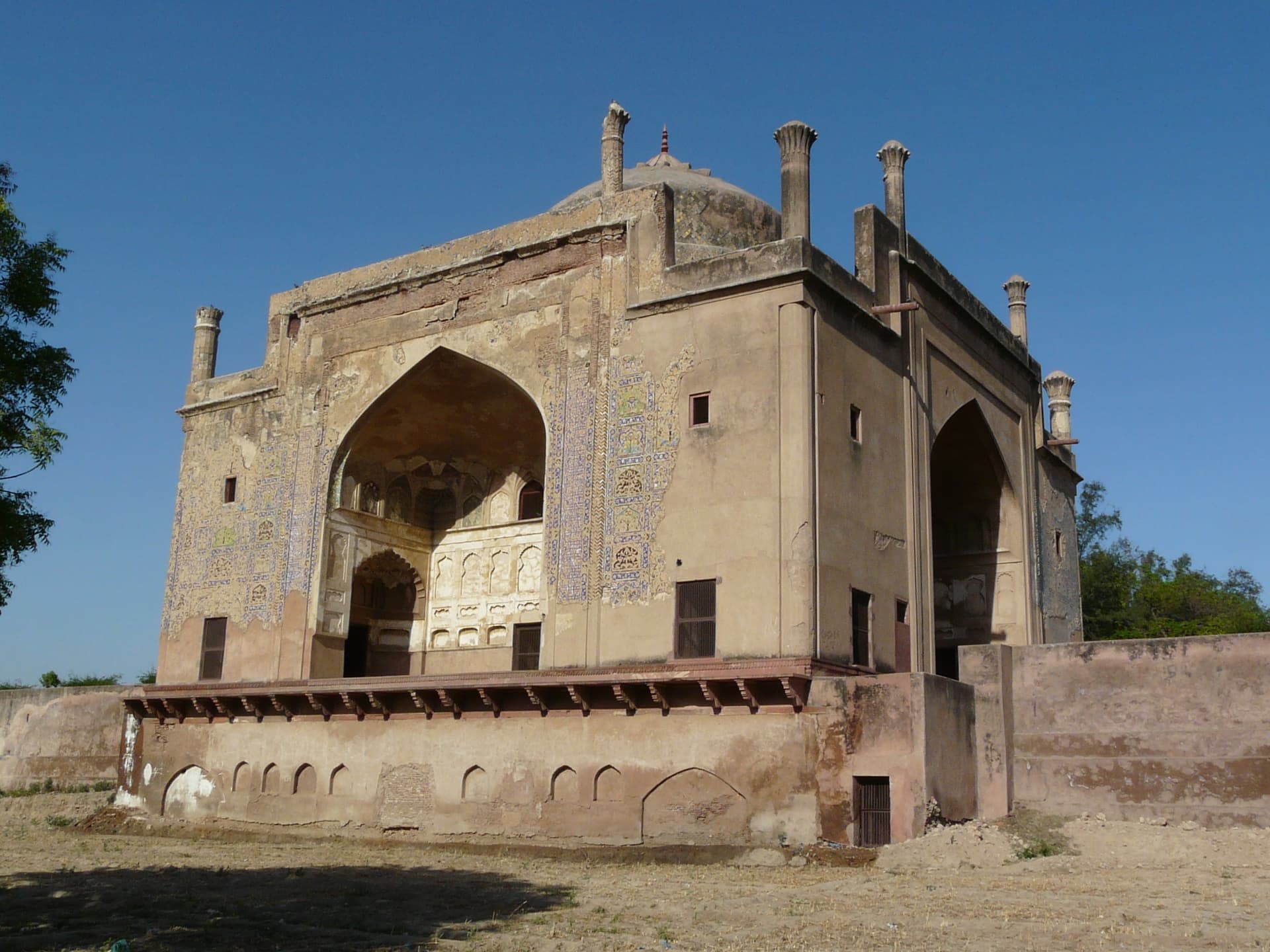 Chini Ka Rauza, Agra — the glazed-tile-covered mausoleum of Afzal Khan Shirazi on the east bank of the Yamuna, showing the surviving Persian kashi-kari tile panels.