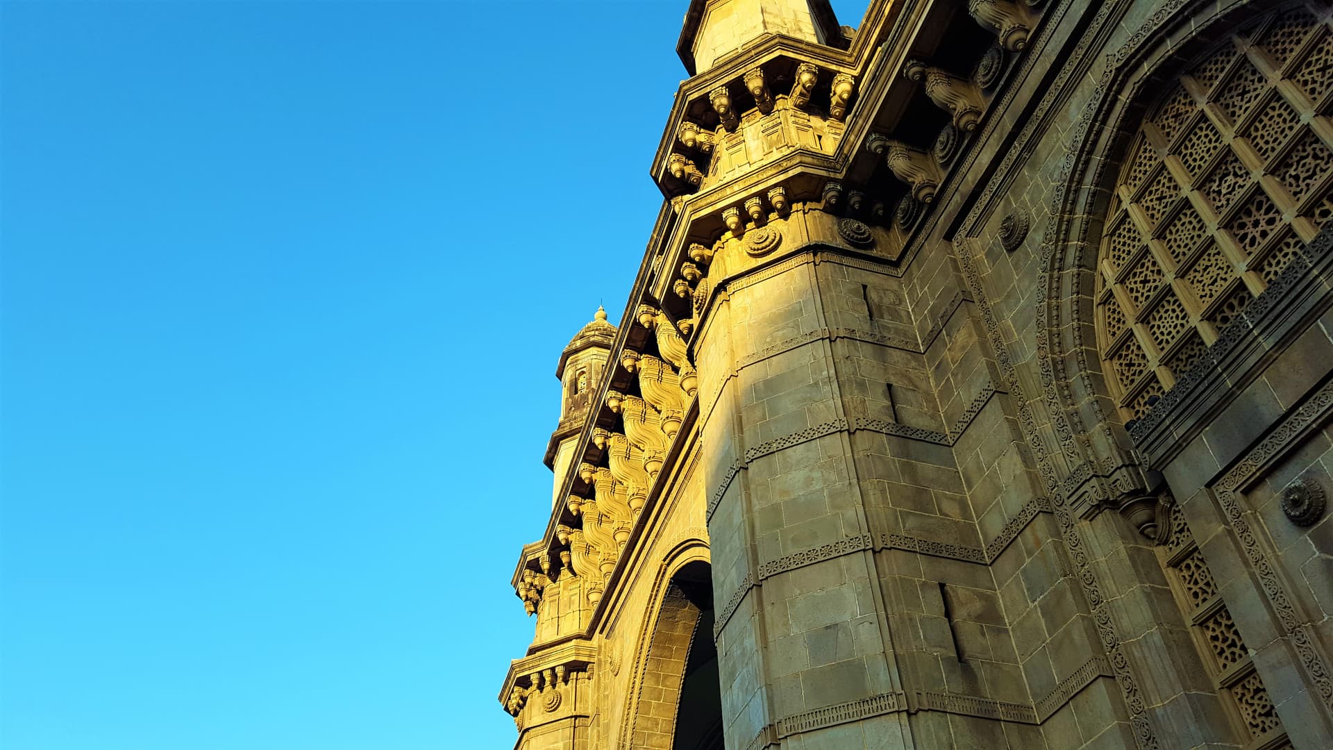 Gateway of India, Mumbai โ the basalt arch monument facing the Arabian Sea, built in Indo-Saracenic style.